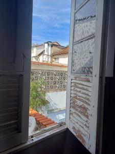 an open window with a view of a building at Mezanino 131 in Ouro Preto
