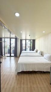 a large bedroom with a large bed with white sheets at Chillax in Ha Long
