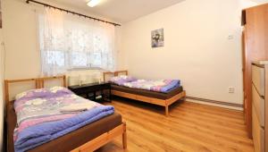 a room with two beds and a desk and a window at Apartmán HB in Havlíčkŭv Brod