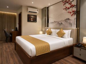 a bedroom with a large bed and a desk at Hotel Elite Executive Lodging in Bārāmati