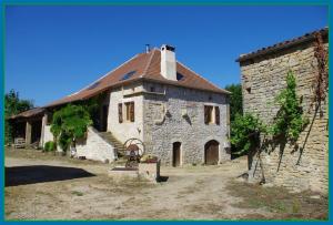 un antiguo edificio de piedra con techo en la prade basse en Saint-Antonin