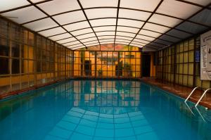 an indoor swimming pool with a large ceiling at Hotel Catedral in San Cristóbal de Las Casas +21 photos