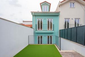 a house with a green lawn in front of it at A Casa da Sara in Braga