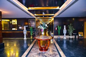a lobby with a table and several glass vases at تارا للشقق المخدومة in Riyadh