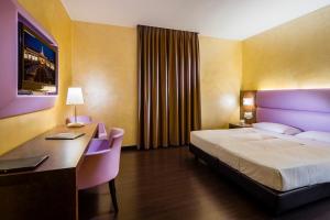 Letto o letti in una camera di Base Hotel