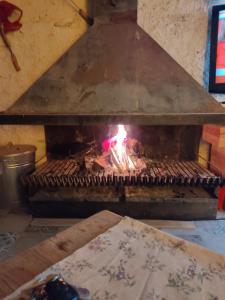 ein Grill mit einem Feuer im Inneren in der Unterkunft Cal Munich in Tremp