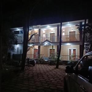 a house at night with a car parked in front at Casa Branca in Siolim