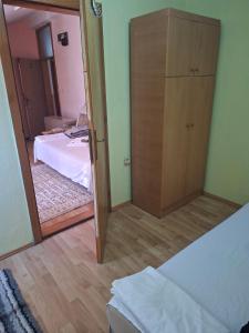 a bedroom with a bed and a large mirror at Apartmani Lazić No 11 in Gracanica