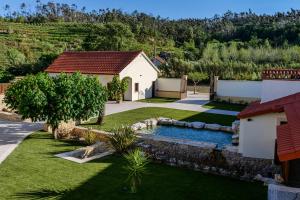 a yard with a swimming pool and a house at Moinho da Quinta da Esperança in Ourém