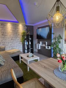 a living room with a couch and a table at WoDa's Hütte in Wickerode