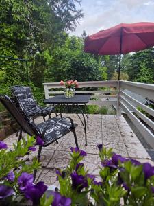 a table and chairs and an umbrella on a patio at WoDa's Hütte in Wickerode