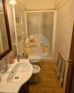 a bathroom with a toilet and a sink at Casettafiore in Civitavecchia