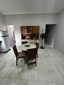 a kitchen and dining room with a table and chairs at Casa da Vá! in Jijoca de Jericoacoara