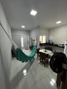 a room with a kitchen with a table and a kitchen at Casa da Vá! in Jijoca de Jericoacoara
