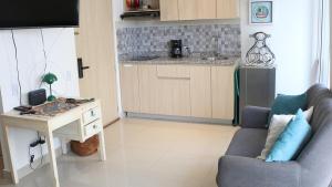 a living room with a couch and a table at Corredor Suite - Eira Building - Santa Marta in Santa Marta