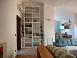 a living room with a couch and a book shelf at Bolgheri 59 in Bolgheri
