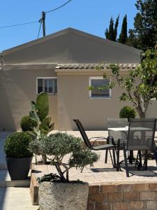a patio with chairs and a table in front of a house at L'aTTIQUE in Kastanéa