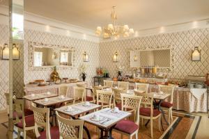ローマにあるホテル ヴィラ フィオーリのテーブルと椅子が備わるレストラン