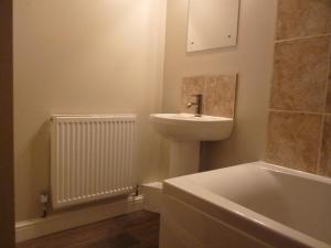 a bathroom with a sink and a toilet and a tub at The Old Seven Stars in Okehampton +53 photos
