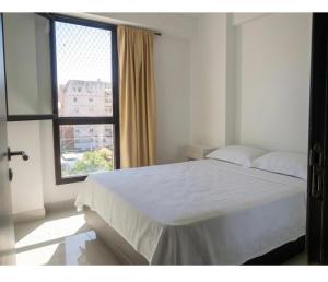 a bedroom with a bed and a large window at Descanso Céntrico in Salta