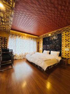 a bedroom with a large bed with a red ceiling at Star Palace in Pahalgām