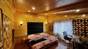 a bedroom with a bed in a room at Star Palace in Pahalgām