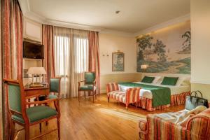 Un pat sau paturi într-o cameră la Donna Laura Palace by OMNIA hotels