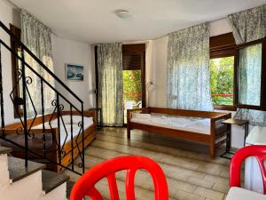 ein Schlafzimmer mit einem Bett und zwei roten Stühlen in der Unterkunft Kipos Hotel in Limenas + 39 Fotos