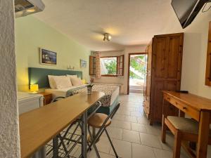 ein Wohnzimmer mit Sofa und Bett in der Unterkunft Kipos Hotel in Limenas