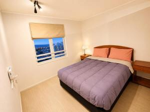 a bedroom with a bed and a window at Espacio parque 1D y 1B in Calama