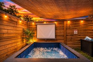 a jacuzziificialificialificialificialificialificialificialificialificialificialificial at Downtown Luxe Retreat - King Bed, Pool, Pong, Billiards, Grill & FREE Coffee in Houston