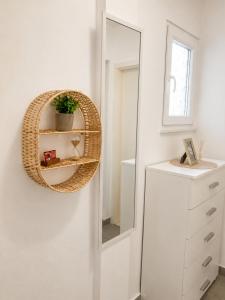 uno specchio su una parete accanto a una cassettiera bianca di Relaxing stay in Split a Spalato (Split)