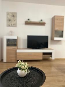 un tavolo nero con un vaso bianco sopra in un soggiorno di Relaxing stay in Split a Spalato (Split)