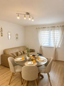 un soggiorno con un tavolo e un divano di Relaxing stay in Split a Spalato (Split) Altre 19 foto