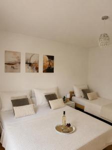 una stanza con due letti e una bottiglia di vino su un tavolo di Relaxing stay in Split a Spalato (Split)