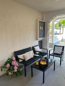un soggiorno con un divano e un tavolo di Relaxing stay in Split a Spalato (Split)