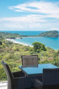 a table and chairs with a view of the ocean at Villa Costa Vida Tower Suites in Quepos