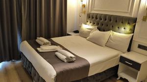 Un pat sau paturi într-o cameră la Efzen hotel