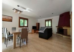 a living room with a table and a dining room at Check-in casas Mesón Casa Cereza in El Run