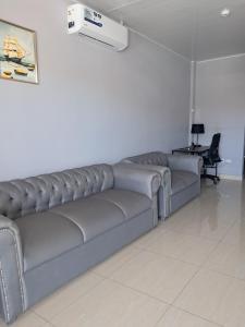 a living room with a couch and a table at Hotel Inter in Penonomé
