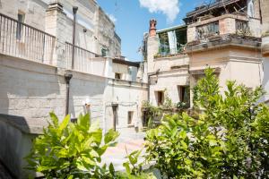 ein altes Gebäude mit Bäumen davor in der Unterkunft Casa Felda in Altamura