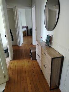 a room with a dresser and a mirror on the wall at Harmonisches Waldatelier in Ingelheim am Rhein