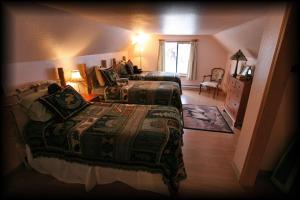 Ένα ή περισσότερα κρεβάτια σε δωμάτιο στο Alpine Motel of Cooke City