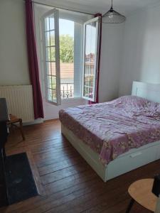 a bedroom with a bed and a large window at Harmonisches Waldatelier in Ingelheim am Rhein