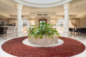 a large lobby with a large plant in the middle at סוויטת לה פלמורה in Eilat +46 photos