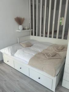 a white bed in a white room with at Apartmán Kathryn in Dubá