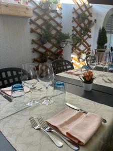 a table with wine glasses and napkins on it at Auberge de la Charrue in Romanel-sur-Lausanne