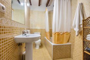 a bathroom with a sink and a toilet and a shower at Casa Santa Leocadia in Tama +16 photos