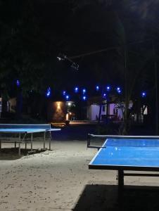 zwei Tischtennisplatten am Strand bei Nacht in der Unterkunft Embel Hotel in Port Harcourt