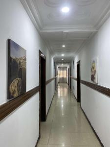 ein Flur mit Gemälden an den Wänden eines Gebäudes in der Unterkunft Embel Hotel in Port Harcourt